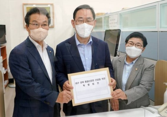 [주호영 의원이 2일 국회본청에서 김용판 대구시당 위원장, 임이자 경북도당 위원장과 함께 대구경북통합신공항 건설을 위한 특별법안을 제출했다]