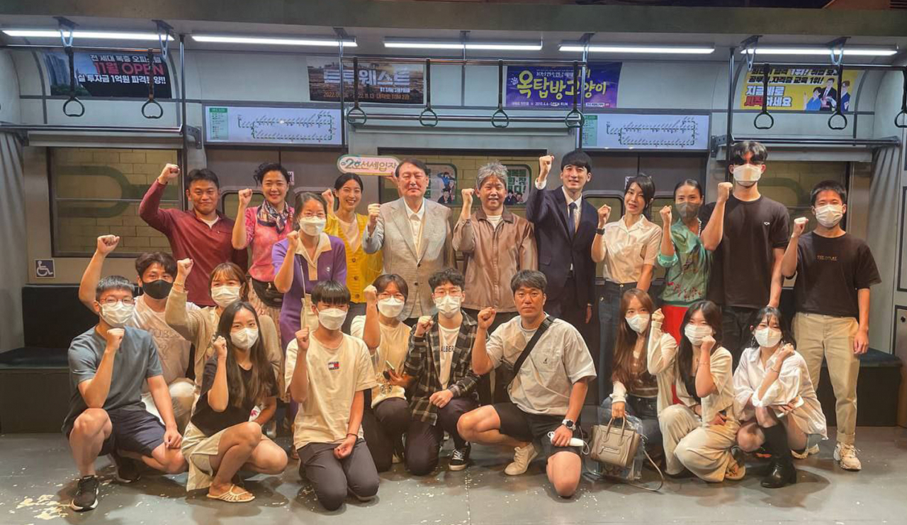 윤석열 대통령과 부인 김건희 여사가 3일 오후 서울 대학로 한 극장에서 연극 '2호선 세입자'를 관람한 뒤 출연진 등과 기념촬영을 하고 있다. 윤 대통령은 연극 관람을 마친 뒤 인근 식당에서 배우들과 식사를 하며 연극계의 어려운 사정을 청취하고 배우들을 격려했다. [연합]