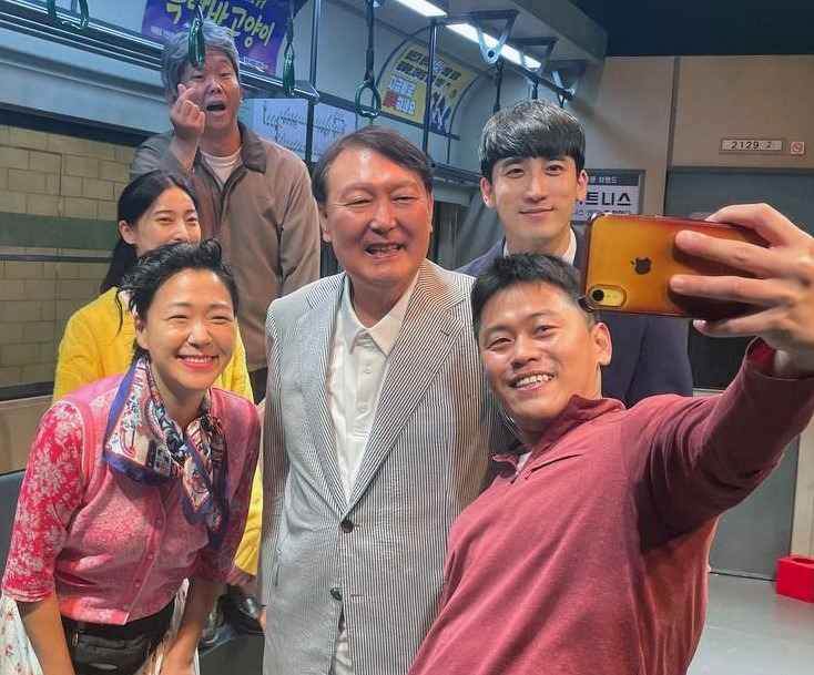 윤석열 대통령이 3일 오후 서울 대학로 한 극장에서 연극 '2호선 세입자'를 관람한 뒤 출연진 등과 기념촬영을 하고 있다. [연합]
