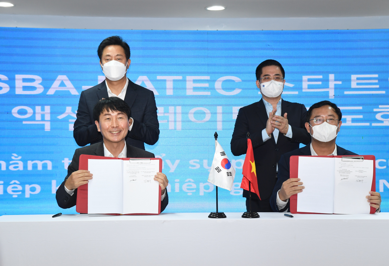 오세훈 서울시장(뒷열 왼쪽)과 응우웬 호앙 장(뒷열 오른쪽) 베트남 과학기술부 차관이 3일(현지시간) 서울창업허브 호찌민에서 열린 스마트모빌리티 등 미래먹거리 산업분야 기술제휴와 협력체계 구축을 위한 선포식에서 서울산업진흥원과 베트남 과기부 산하기관과 공동의향서를 체결한 뒤 관계자들과 기념촬영하고 있다. [서울시 제공]