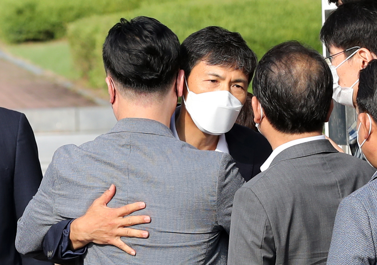 수행비서 김지은씨를 성폭행한 혐의로 3년6개월의 실형을 선고받았던 안희정 전 충남지사가 4일 오전 만기 출소해 경기 여주교도소를 나서며 가족 및 지지자들과 인사하고 있다. 연합뉴스