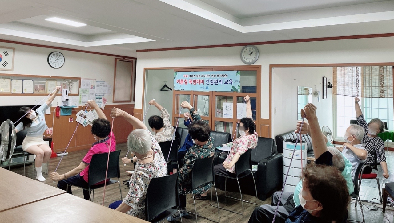 지난 달 서울 마포구 한 경로당에서 폭염대비 방문건강관리 프로그램이 진행되고 있다. [마포구 제공]
