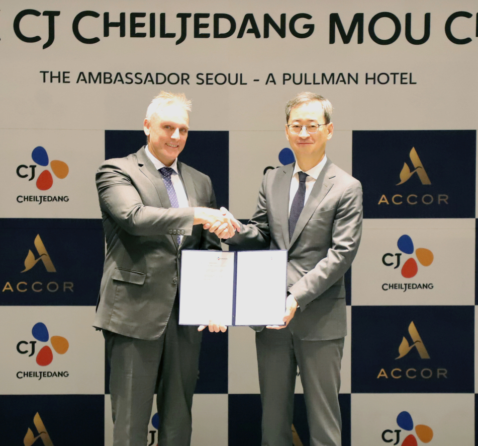 최은석 CJ제일제당 대표(오른쪽)와 가스 시먼스 아코르 아시아태평양 총괄 대표가 서울 중구 앰배서더 서울 풀만 호텔에서 PHA를 활용한 호텔용 용품 개발을 위한 양해각서를 체결했다. [CJ제일제당 제공]
