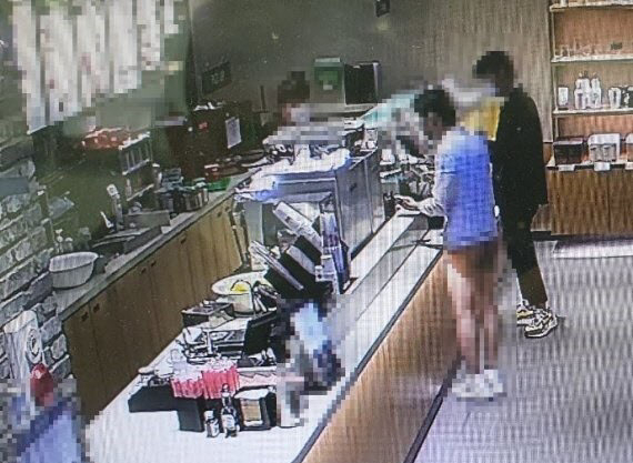 지난해 3월 18일 부산의 한 카페 매장의 CCTV 영상에 잡힌 남성 모습. [부산경찰청 제공]