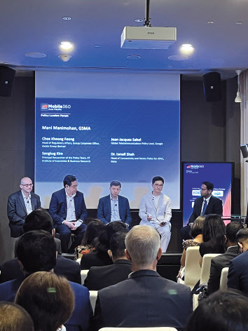 3일 싱가포르 JW 메리어트 사우스비치 호텔에서 개최된 ‘Mobile 360 APAC’의 ‘정책 리더스 포럼’에서 패널토론이 진행됐다. 사진은 좌측부터 마니마니모한 GSMA 박사, 김상국 KT 경제경영연구소 수석연구원, 이스마일샤 메타 아태지역 통신정책총괄, 치경풍 Axiata 그룹 정책협력총괄, 장자크사헬 구글 글로벌통신정책총괄이 패널토론에 참여하고 있는 모습. [KT 제공]
