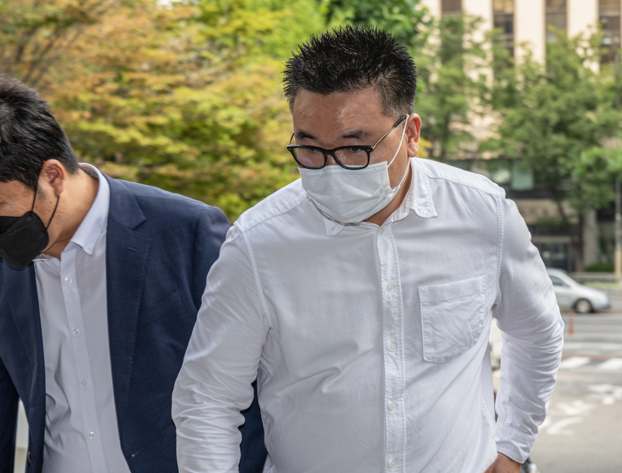 윤석열 대통령의 부인 김건희 여사와 통화를 녹음하고 방송에 제보했다가 고발당한 유튜브 채널 ‘서울의소리’의 이명수(오른쪽) 기자가 4일 오전 피고발인 신분으로 경찰 조사를 받기 위해 서울 마포구 서울경찰청 반부패·공공범죄수사대에 출두해 변호인과 청사로 들어가고 있다. [연합]