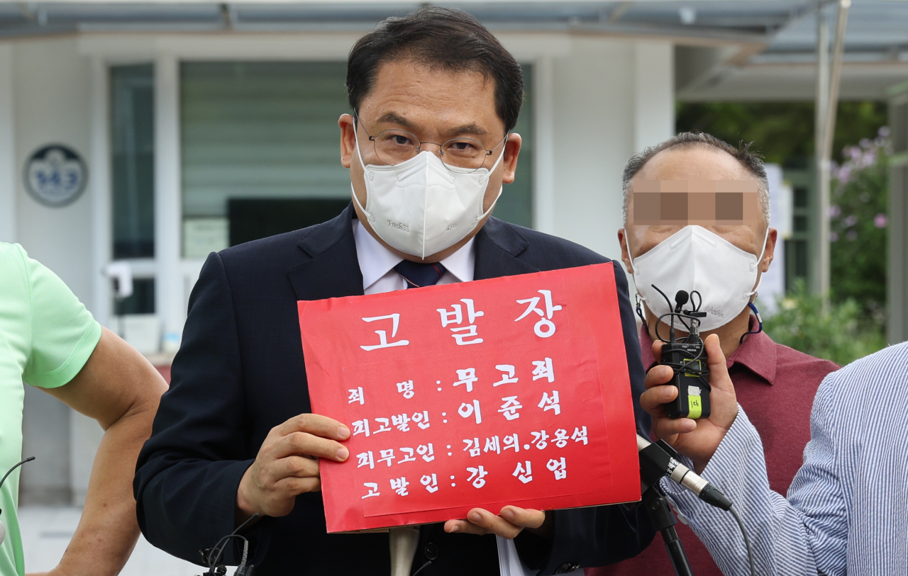 김성진 아이카이스트 대표 측 법률대리인인 강신업 변호사가 4일 오전 서울구치소 앞에서 기자회견 중 국민의힘 이준석 대표 고발장을 들고 있다. 국민의힘 이준석 대표의 성 접대 의혹을 수사하는 경찰은 김성진 대표를 참고인으로 접견 조사하고 있다. 김 대표는 이 사건과 별개의 혐의로 서울구치소에 수감 중이다. [연합]