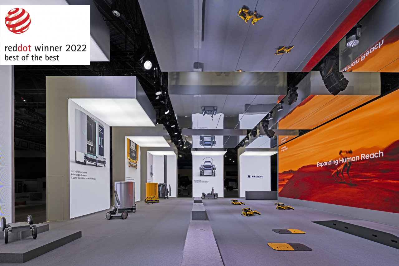 현대차그룹은 독일 노르트라인 베스트팔렌 디자인센터(Design Zentrum Nordrheim Westfalen)가 주관하는 ‘2022 레드 닷 어워드 : 브랜드 & 커뮤니케이션 디자인’에서 2개 부분 ‘최우수상(Best of Best)’과 6개 부문 ‘본상(Winner)’을 받았다고 4일 밝혔다. 최우수상을 수상한 ‘CES 2022 현대차관’ [현대차그룹 제공]