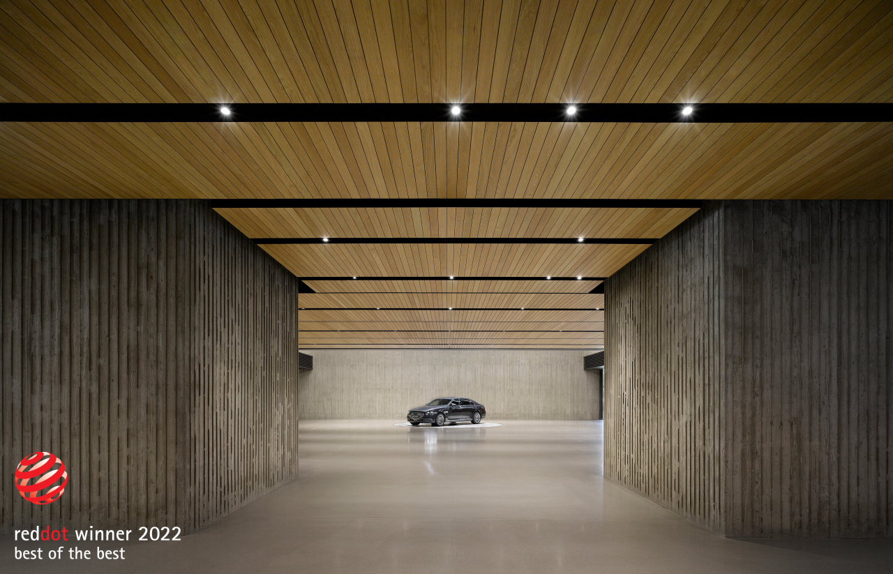 현대차그룹은 독일 노르트라인 베스트팔렌 디자인센터(Design Zentrum Nordrheim Westfalen)가 주관하는 ‘2022 레드 닷 어워드 : 브랜드 & 커뮤니케이션 디자인’에서 2개 부분 ‘최우수상(Best of Best)’과 6개 부문 ‘본상(Winner)’을 받았다고 4일 밝혔다. 최우수상을 수상한 ‘제네시스 수지’ (출처: 서아키텍스 제공)[현대차그룹 제공]