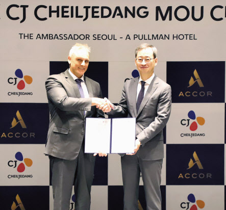 최은석 CJ제일제당 대표(오른쪽)와 가스 시먼스 아코르 아시아태평양 총괄 대표가 서울 중구 앰배서더 서울 풀만 호텔에서 PHA를 활용한 호텔용 용품 개발을 위한 양해각서를 체결했다.[CJ제일제당 제공]
