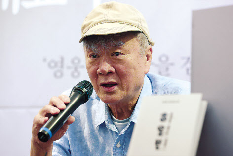 김훈 작가가 3일 오전 서울 마포구의 한 카페에서 신작 ‘하얼빈’ 출간 간담회를 하고 있다. [연합]