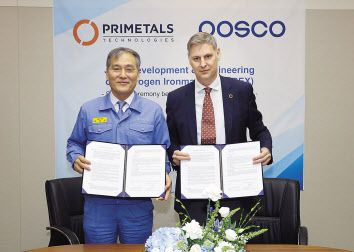 김기수(왼쪽) 포스코 기술연구원 저탄소공정연구소장과 프리데만 프라울 프라이메탈스 제선제강환경 담당임원이 기념사진을 찍고 있다. [포스코 제공]