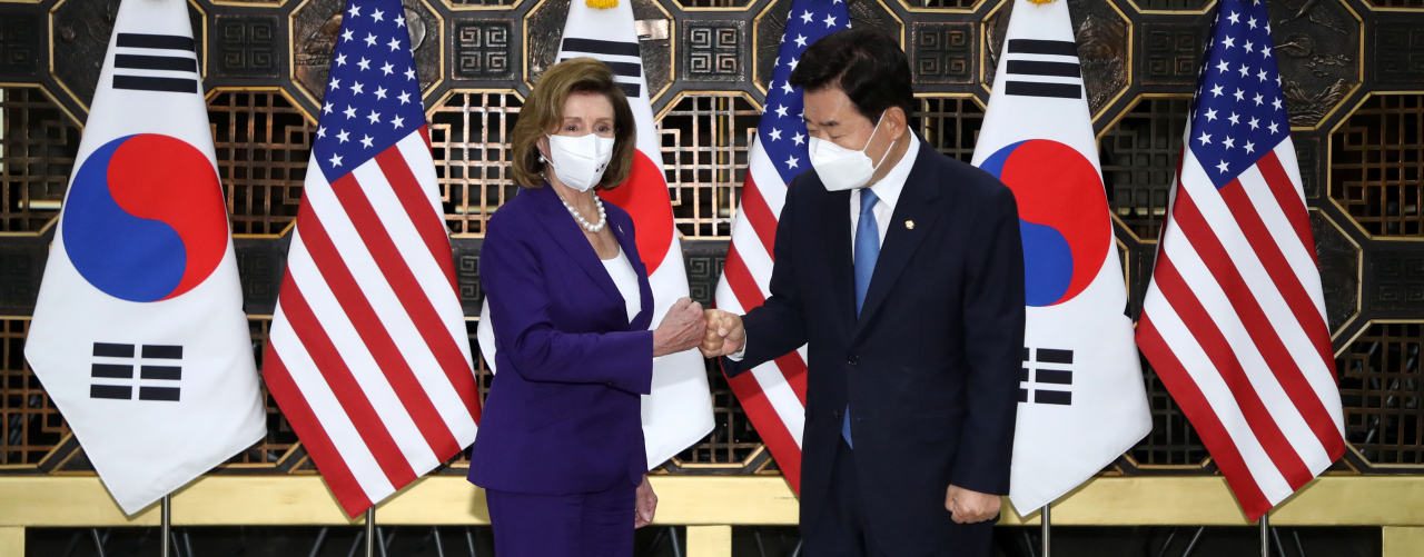 김진표 국회의장이 4일 오전 국회를 방문한 낸시 펠로시 미국 하원의장과 기념촬영을 하고 있다. [연합]