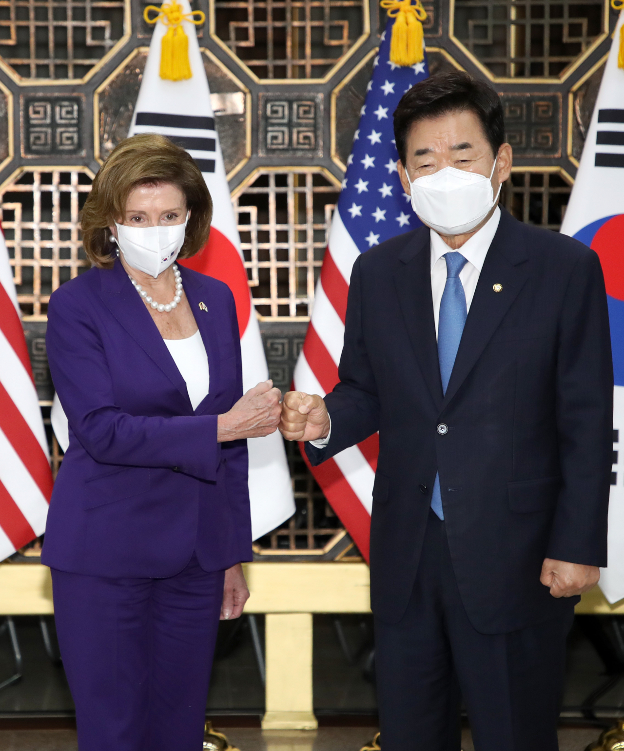 김진표 국회의장이 4일 오전 국회를 방문한 낸시 펠로시 미국 하원의장과 기념촬영을 하고 있다. 이상섭 기자