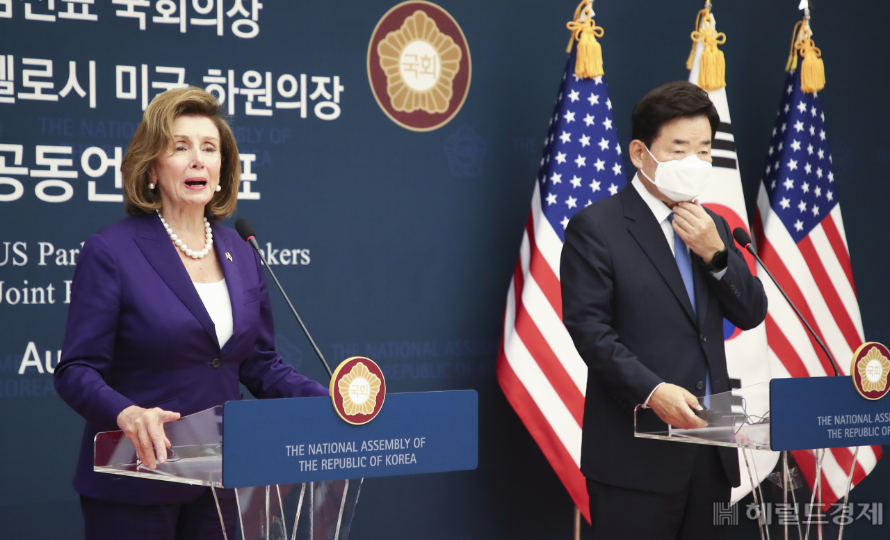 낸시 펠로시 미국 하원의장이 4일 국회 본청에서 열린 김진표 국회의장과 공동언론발표에서 발표문을 낭독하고 있다. 이상섭 기자