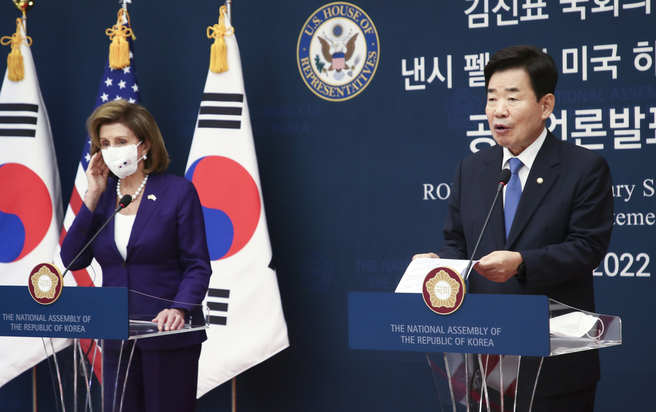 김진표 국회 의장이 4일 국회에서 낸시 펠로시 미국 하원 의장과 공동 언론발표를 하고 있다. 이상섭 기자