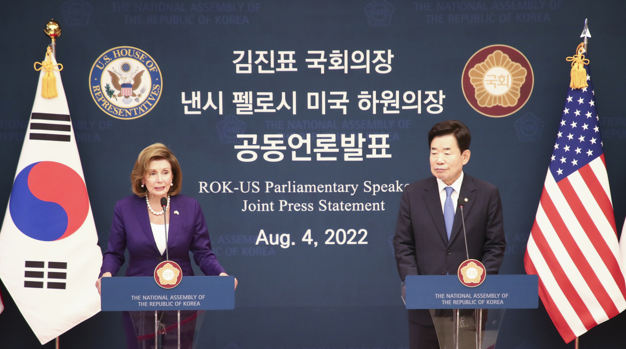 낸시 펠로시 미국 하원의장이 4일 국회를 방문, 김진표 국회의장과 회담한 뒤 열린 공동언론발표에서 발언하고 있다. [이상섭 기자]