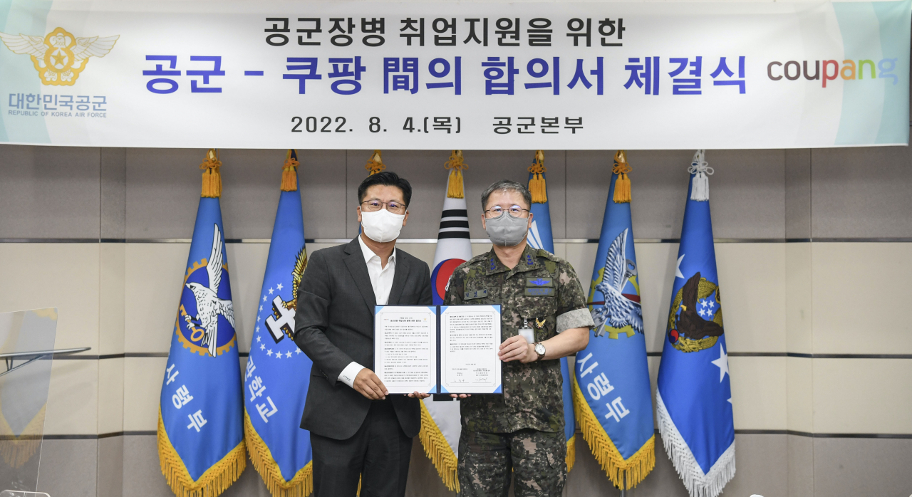 쿠팡이 공군이 전역을 앞둔 장병들의 채용과 인재양성을 위한 업무협약(MOU)을 체결했다. 노재국 쿠팡 전무(사진 왼쪽)와 김영채 공군 인사참모부장(소장)이 업무협약 후 기념사진을 촬영하고 있다.[쿠팡 제공]