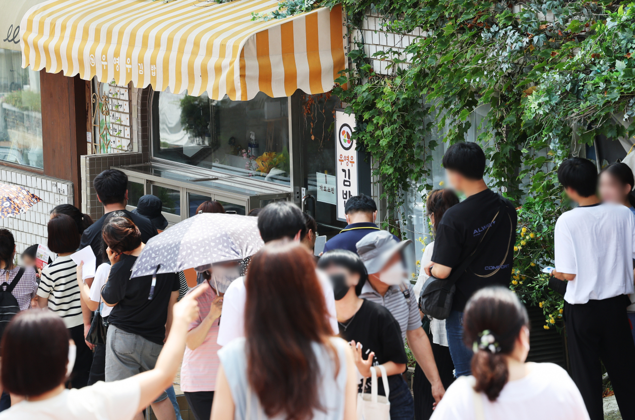 4일 오전 드라마 '이상한 변호사 우영우' 촬영지인 경기도 수원시 팔달구 행궁동의 한 식당에 시민들이 입장을 기다리며 줄을 서 있다. [연합]