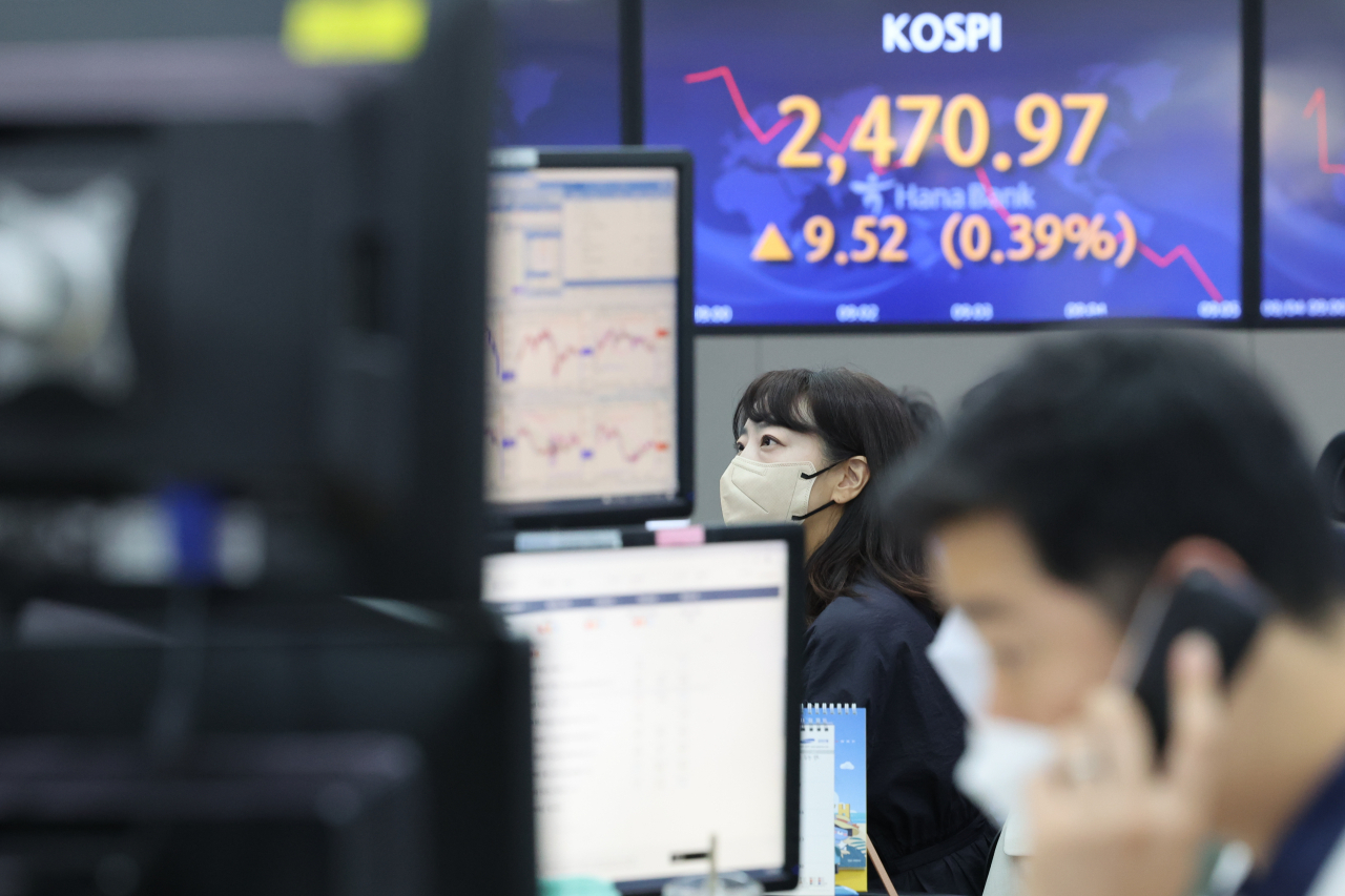 코스피가 상승세로 출발해 장초반 2,470선을 넘어선 4일 오전 서울 중구 을지로 하나은행 딜링룸에서 직원들이 업무를 보고 있다. [연합]
