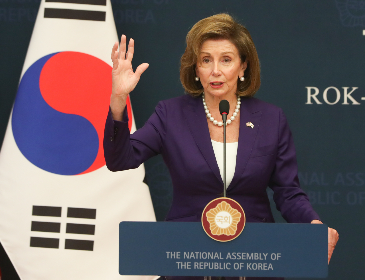 낸시 펠로시 미국 하원의장이 4일 서울 여의도 국회에서 공동언론 발표를 통해 김진표 국회의장과의 회담 결과를 발표하고 있다. [연합]