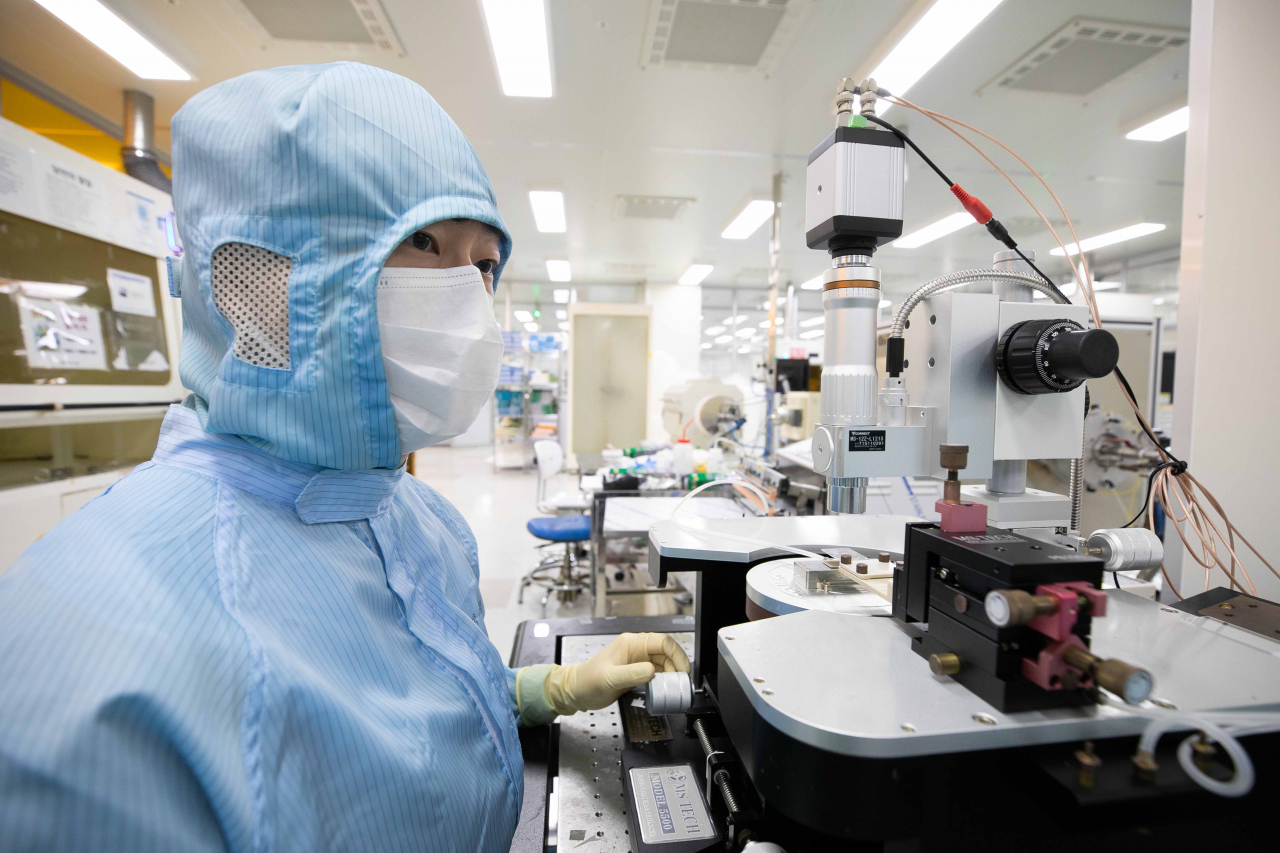 KAIST 연구진이 반도체클린룸에서 관련 연구를 수행하고 있다.[KAIST 제공]