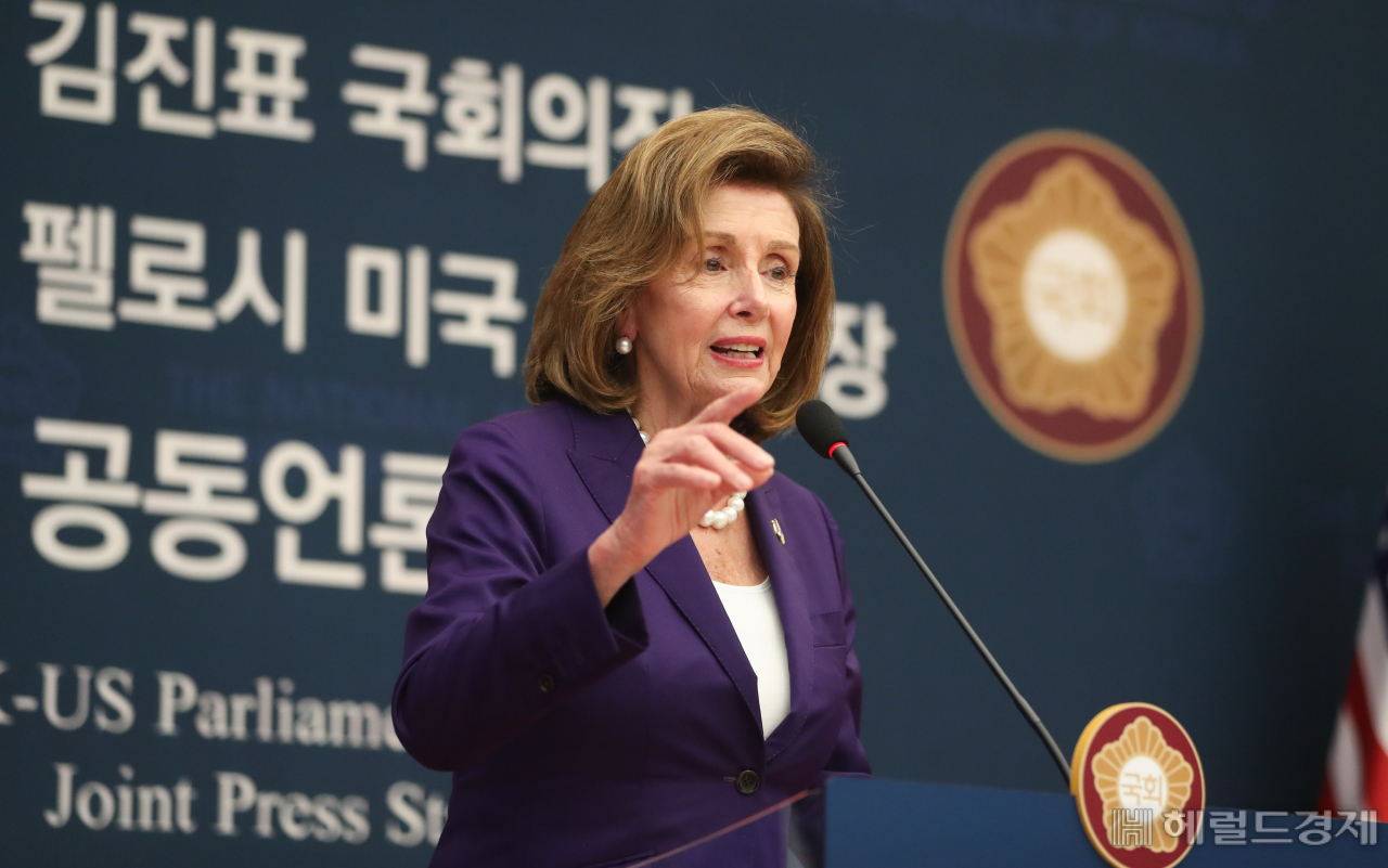 낸시 펠로시 미국 하원 의장이 4일 서울 여의도 국회에서 공동 언론 발표를 통해 김진표 국회의장과의 회담 결과를 발표하고 있다. 이상섭 기자