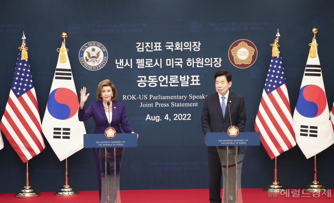 낸시 펠로시 미국 하원의장이 4일 국회 본청에서 열린 김진표 국회의장과 공동언론발표에서 발표문을 낭독하고 있다. 이상섭 기자