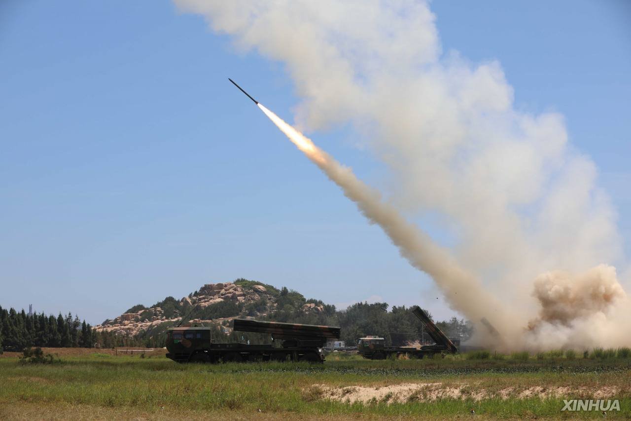 중국 인민해방군(PLA)이 4일 낸시 펠로시 미국 하원의장의 대만 방문에 반발하기 위해 훈련 중 미사일을 쏘고 있다. [신화]