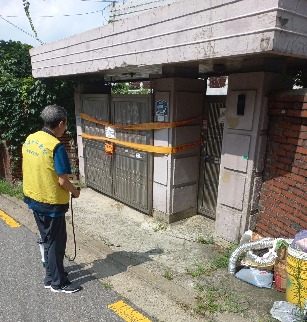 서울 동작구에서 재개발 지역에 방역약품을 살포하는 등 집중 방역을 실시하고 있다. [동작구 제공]