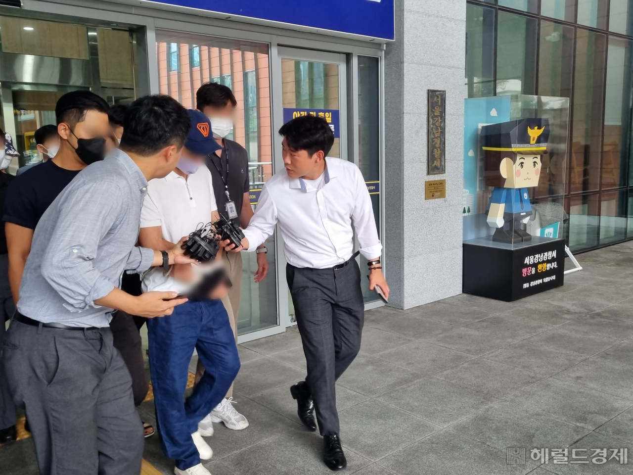 ‘강남 유흥주점 사망사건’에 연루된 마약사범 일당 4명이 5일 오전 검찰에 송치되기 위해 서울 강남경찰서 유치장을 나오고 있다. 경찰은 이날 이들을 마약류 관리에 관한 법률 위반(향정) 혐의로 서울중앙지검에 구속 송치했다. 김영철 기자