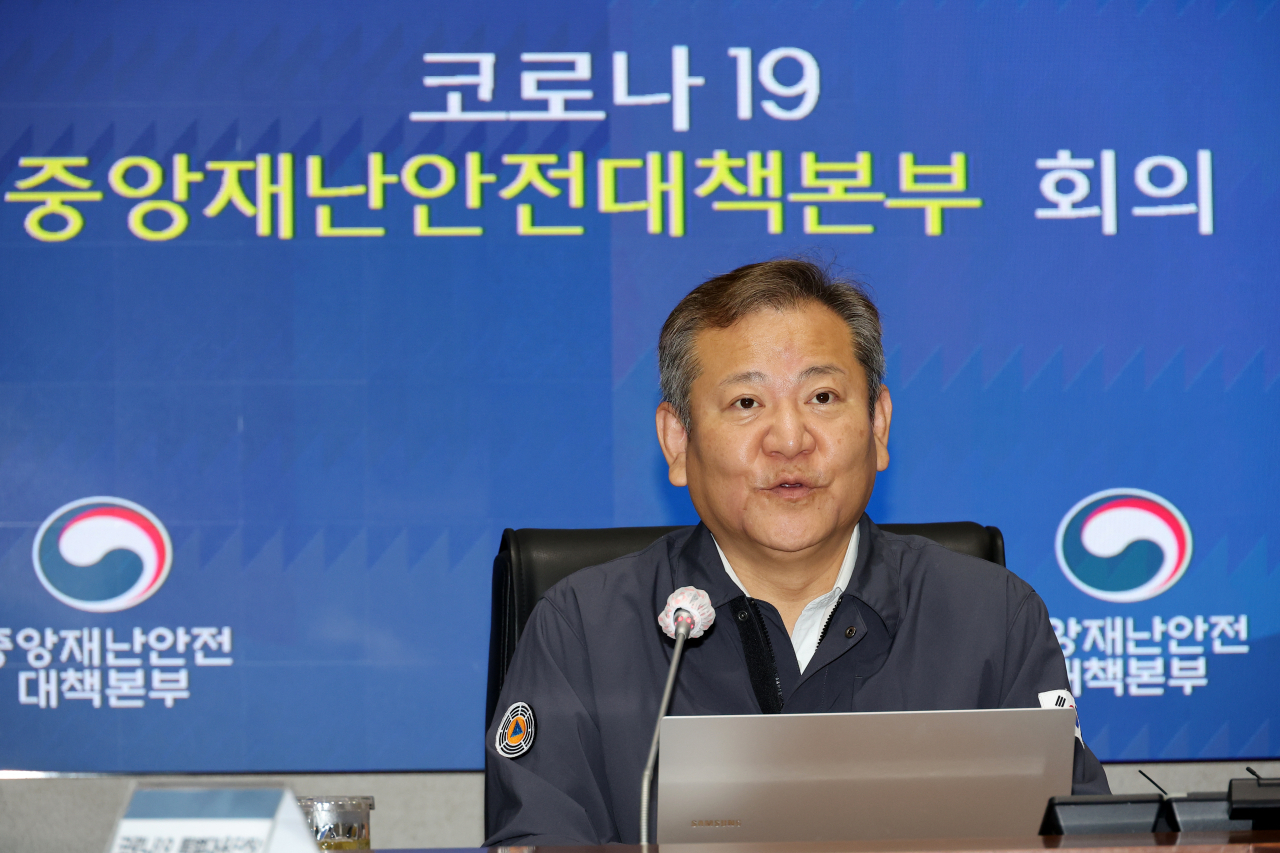 이상민 중앙재난안전대책본부 2차장(행정안전부 장관)이 5일 오전 정부서울청사 중앙재난안전상황실 서울상황센터에서 열린 코로나19 대응 중대본 회의를 주재하고 있다. 연합뉴스