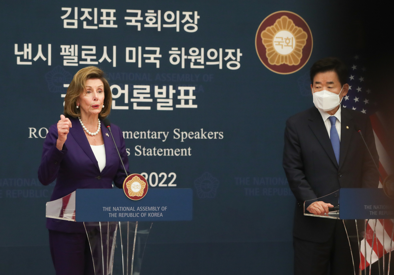 김진표 국회의장과 낸시 펠로시 미국 하원의장이 4일 서울 여의도 국회에서 공동언론 발표를 통해 회담 결과를 발표하고 있다. [연합]