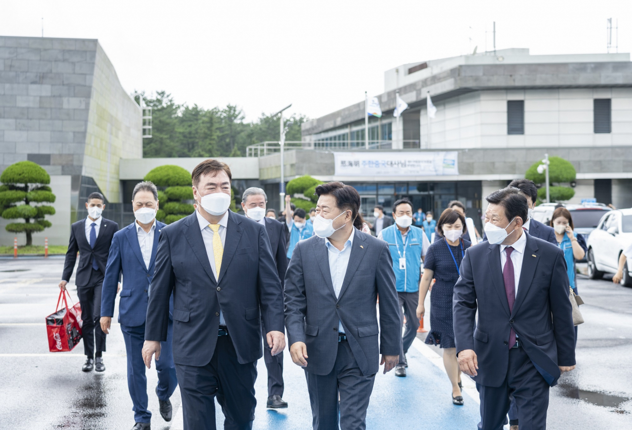 싱하이밍 주한중국대사 및 왕루신 주제주중국총영사 일행이 지난 4일 제주삼다수 스마트팩토리를 방문했다. [제주삼다수 제공]