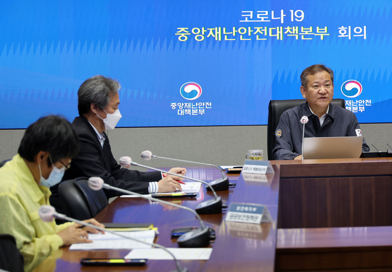 이상민 중앙재난안전대책본부 2차장(행정안전부 장관)이 5일 오전 정부서울청사 중앙재난안전상황실 서울상황센터에서 열린 코로나19 대응 중대본 회의를 주재하고 있다. [연합]
