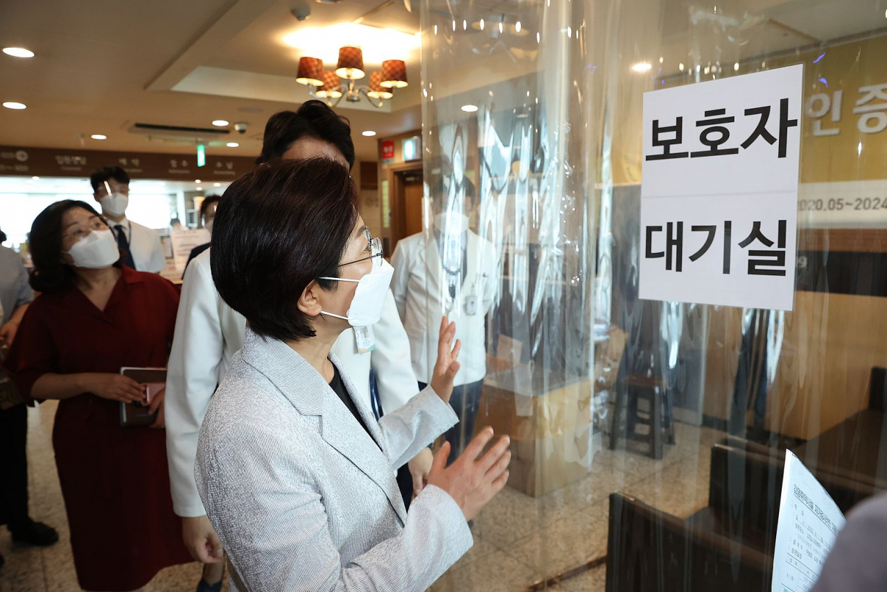 김미경 서울 은평구청장이 1일 요양병원을 둘러보고 있는 모습. 은평구는 1일부터 5일까지 감염에 취약한 요양병원, 노인요양시설, 어린이집, 유치원 등에 자가검사키트를 지원했다. [은평구 제공]
