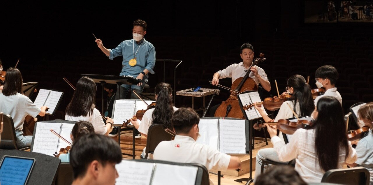 송영훈과 협연하는 꿈의 오케스트라 단원들 [한국문화예술교육진흥원 제공]