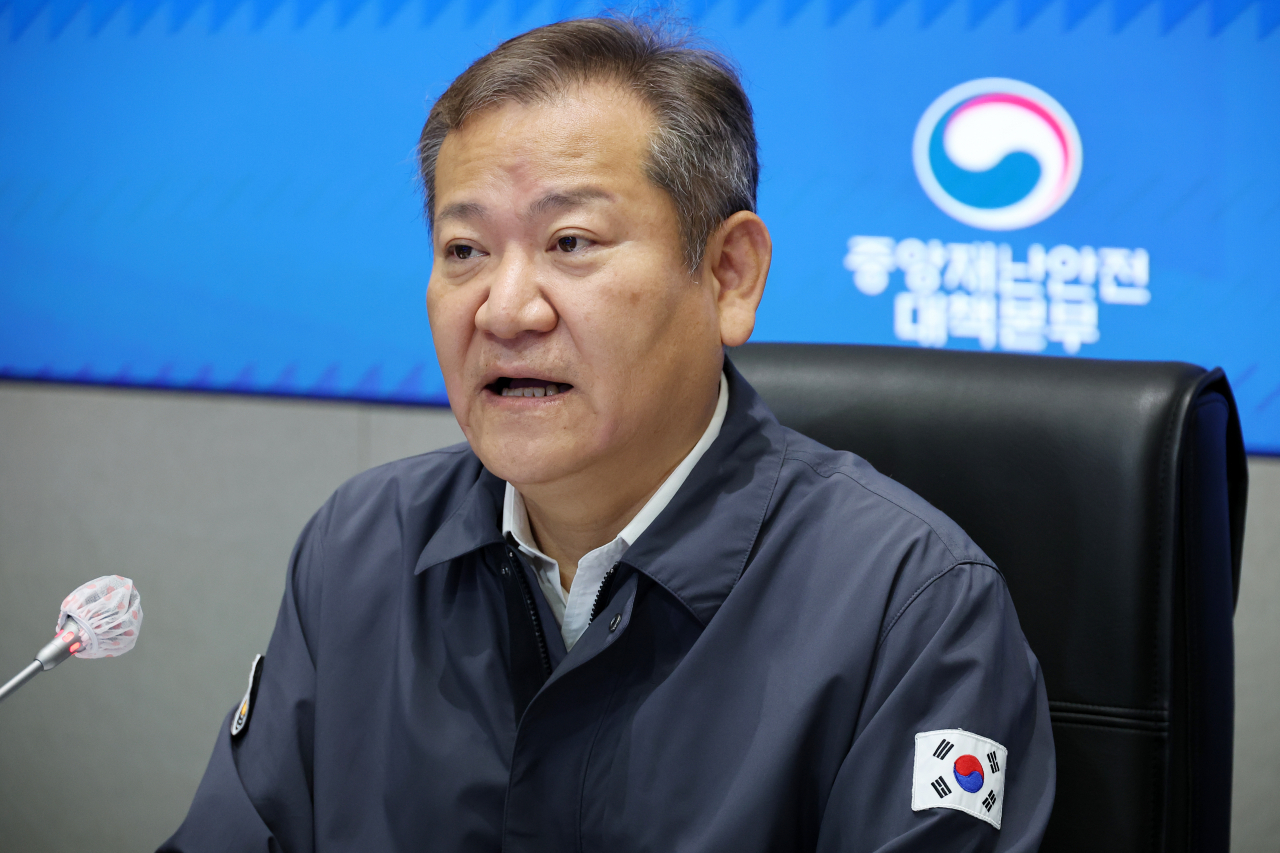 이상민 중앙재난안전대책본부 2차장(행정안전부 장관)이 5일 오전 정부서울청사 중앙재난안전상황실 서울상황센터에서 열린 코로나19 대응 중대본 회의를 주재하고 있다. [연합]