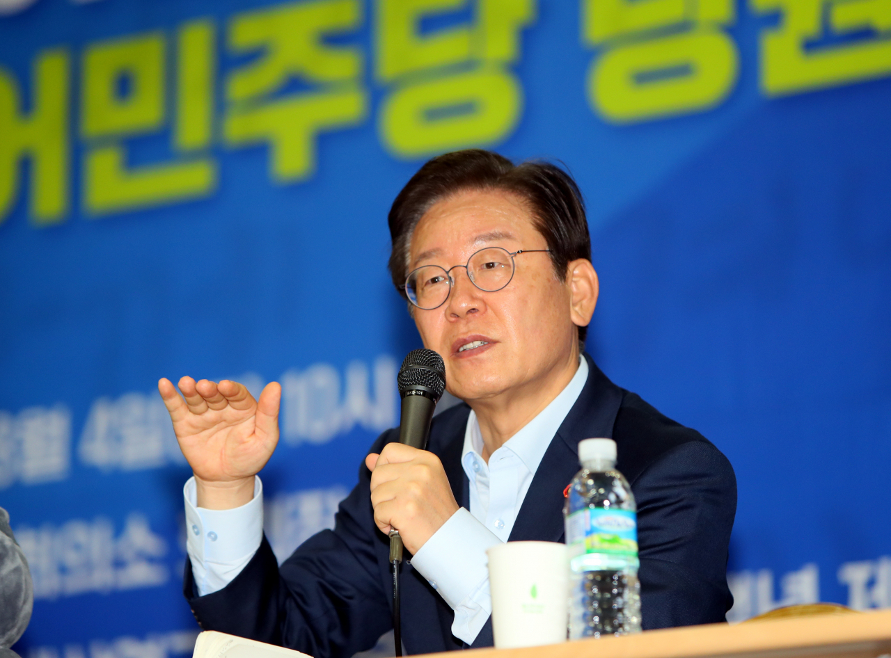 더불어민주당 이재명 당 대표 후보가 4일 제주상공회의소 회의장에서 열린 당원 및 지지자와의 대화에서 발언하고 있다. [연합]