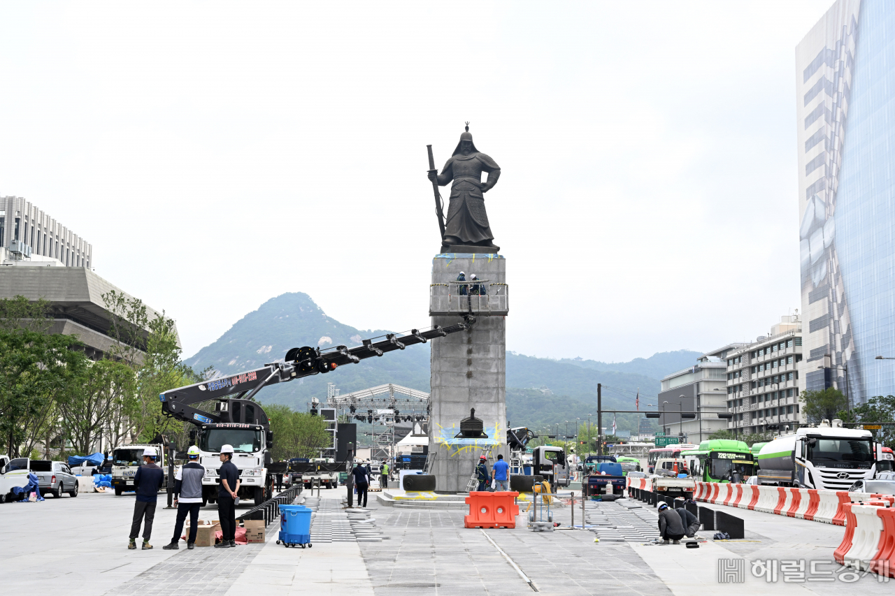 광화문광장 개장을 하루 앞둔 5일 서울 종로구 광화문광장 일대가 마무리 공사로 분주한 모습을 보이고 있다. 6일 재개장하는 광화문광장은 숲길, 쉼터, 관람 공간 등을 갖춘 공원 같은 광장으로 공간이 구성됐다. 임세준 기자