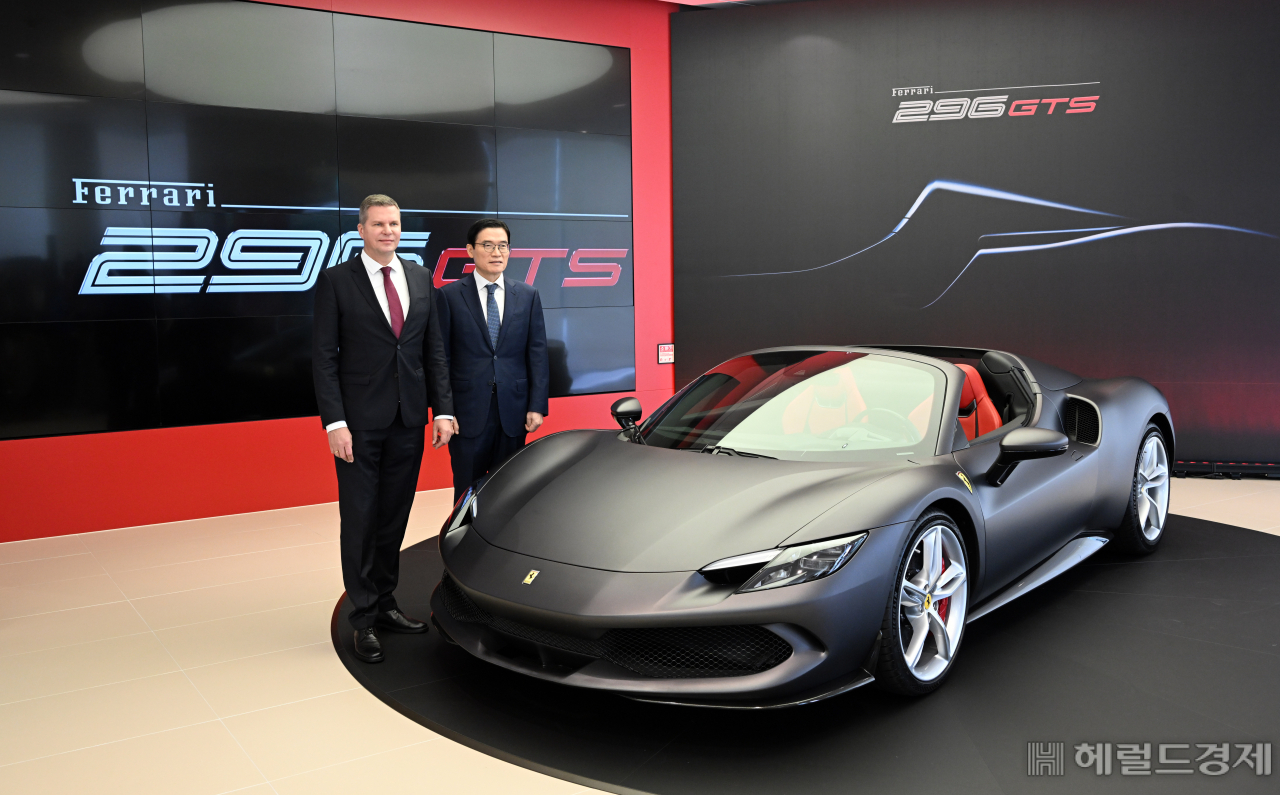 페라리 V6 PHEV 컨버터블 스포츠카 '296 GTS' 출시 행사가 5일 서울 서초구 페라리 반포 전시장에서 열린 가운데 디터 넥텔(왼쪽) 페라리 극동 및 중동지역 총괄 지사장과 김광철 FMK 대표가 포즈를 취하고 있다. 임세준 기자