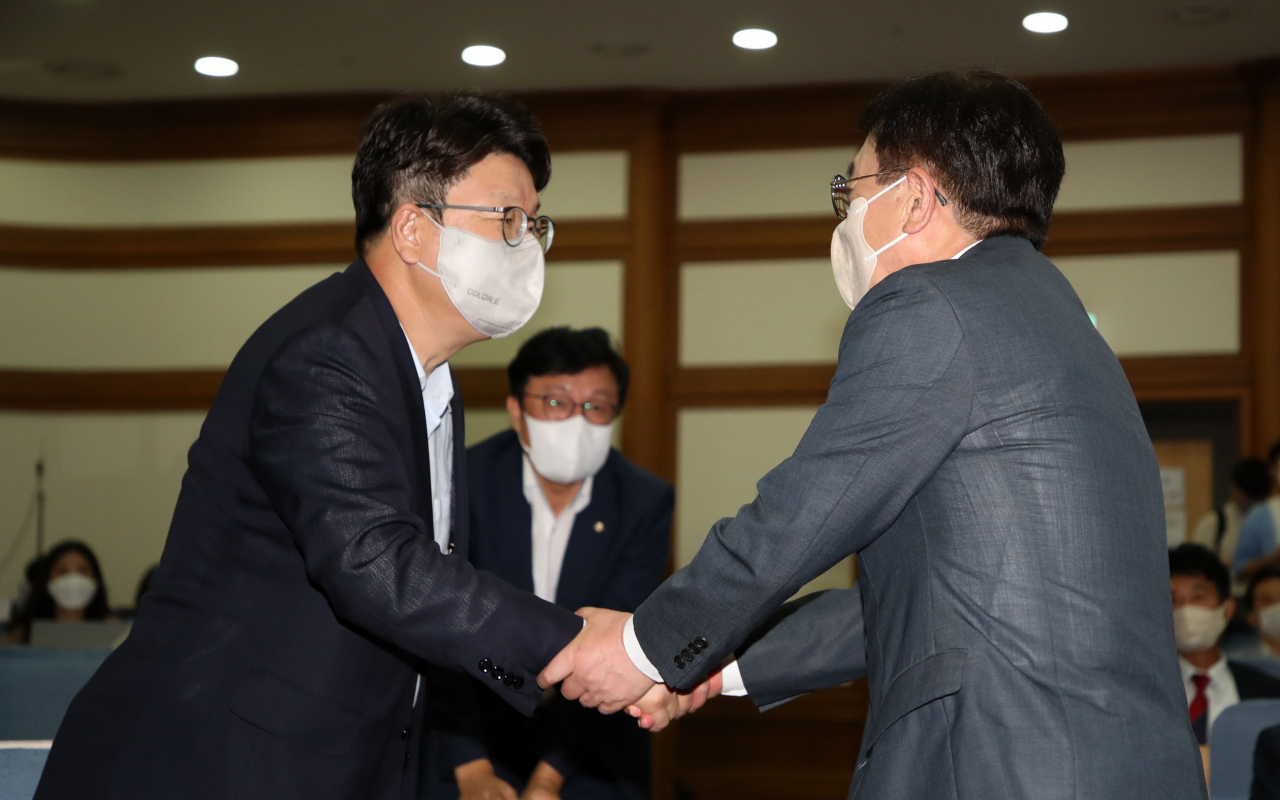 권성동 국민의힘 당대표 직무대행 겸 원내대표(왼쪽)와 서병수 상임전국위원회 의장이 5일 서울 여의도 국회에서 열린 국민의힘 제4차 상임전국위원회에서 인사를 나누고 있다. [이상섭 기자]