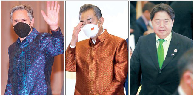 낸시 펠로시 미국 하원의장의 대만 방문 후폭풍이 아세안 관련 외교장관회의가 열리는 캄보디아 프놈펜도 덮쳤다. 4일 현지에서 열린 의장국 주재 만찬에선 갈등의 당사국인 미국과 중국의 외교장관은 서로 마주치지 않았다. 같은날 열린 ‘아세안+3(한·중·일)’ 외교장관회의에선 대만 문제를 두고 중국과 일본이 충돌한 것으로 알려졌다. 사진은 만찬장으로 이동하는 토니 블링컨(왼쪽부터) 미 국무장관과 왕이 중국 외교부장, ‘아세안+3’ 회의에 참석한 하야시 요시마사 일본 외무상. [연합]