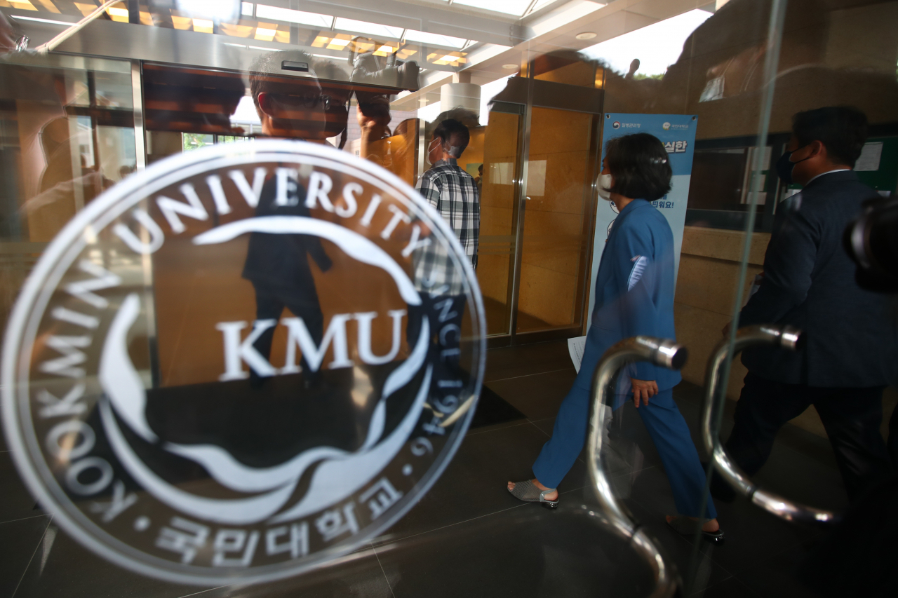 국회 교육위원회 소속 더불어민주당 의원들이 지난 4일 서울 성북구 국민대 총장실 앞에서 김건희 여사 논문 조사 결과에 대한 규탄 성명을 발표한 뒤 총장실로 이동하고 있다. [연합]