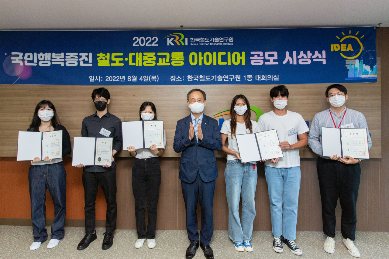 한국철도기술연구원에서 열린 국민행복증진 철도·대중교통 아이디어 공모전 시상식에서 수상자들이 기념촬영을 하고 있다.[한국철도기술연구원 제공]