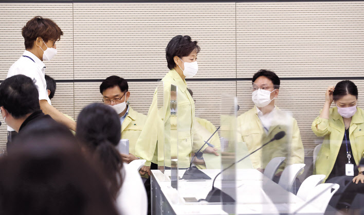 박순애 부총리 겸 교육부 장관이 4일 오전 정부세종청사 브리핑룸에서 2학기 방역과 학사 운영 방안 계획을 설명한 뒤 취재진 질문을 외면하며 자리를 떠나고 있다. [연합]