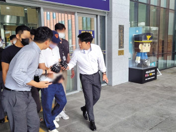 5일 오전 서울 강남의 유흥주점에서 필로폰을 탄 술을 마시고 사망한 20대 남성에게 마약을 판매한 공급책 등 일당 4명이 서울 강남경찰서에서 송치되는 모습. 김영철 기자