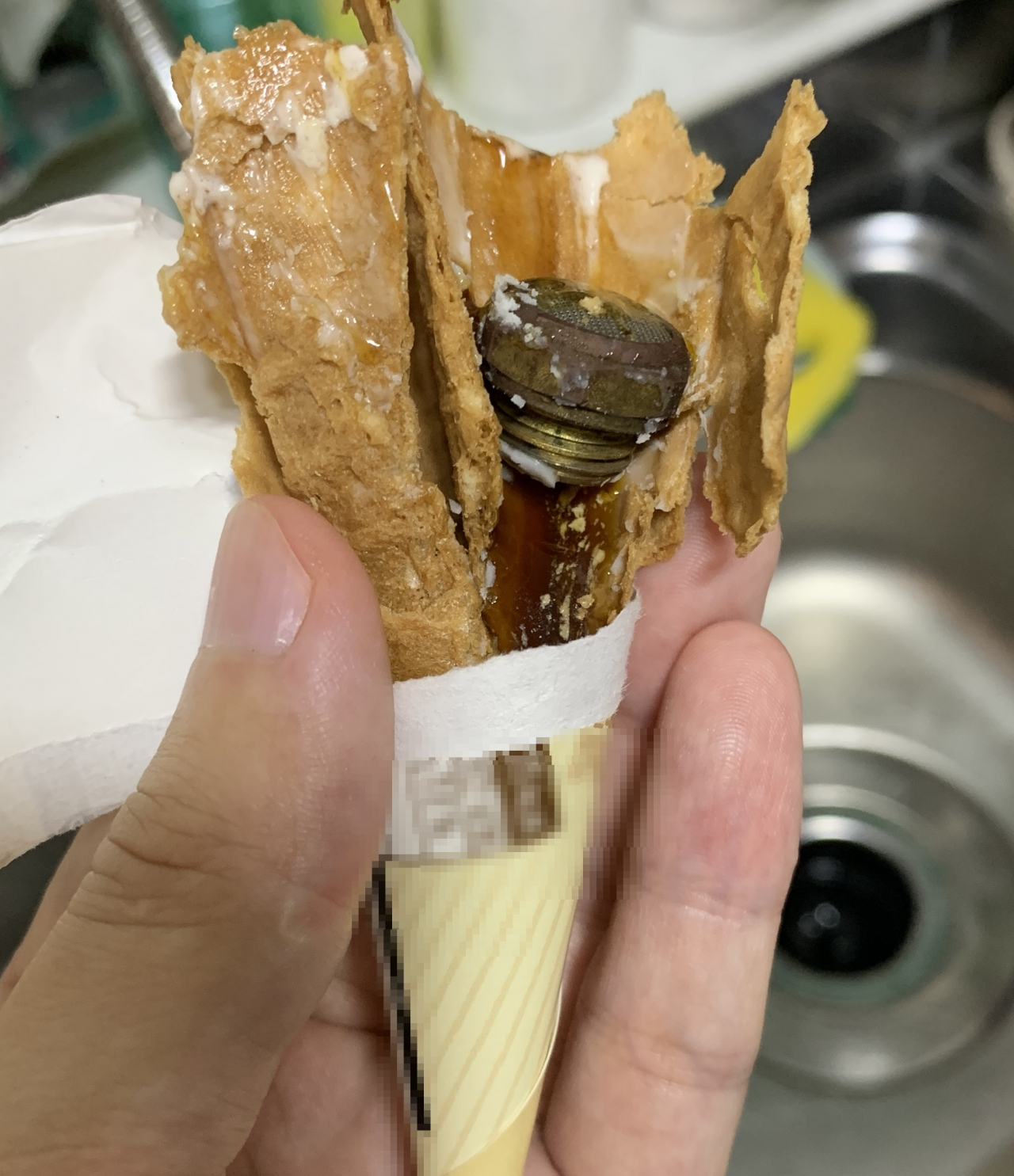콘아이스크림속에 쇳덩어리가 들어 있다. [보배드림 캡처]