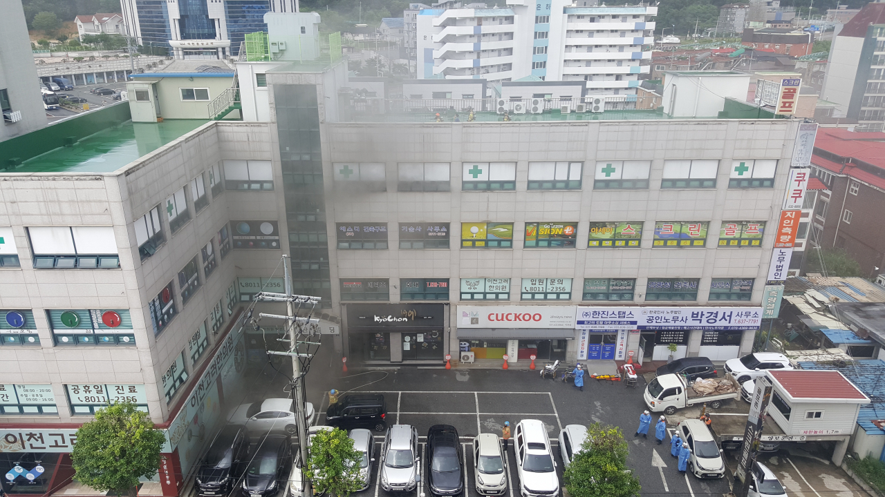 5일 오전 10시 17분께 경기도 이천시 관고동의 한 병원 건물에서 불이 났다. 간호사와 환자 등 5명이 숨진 것으로 파악됐다. [연합]