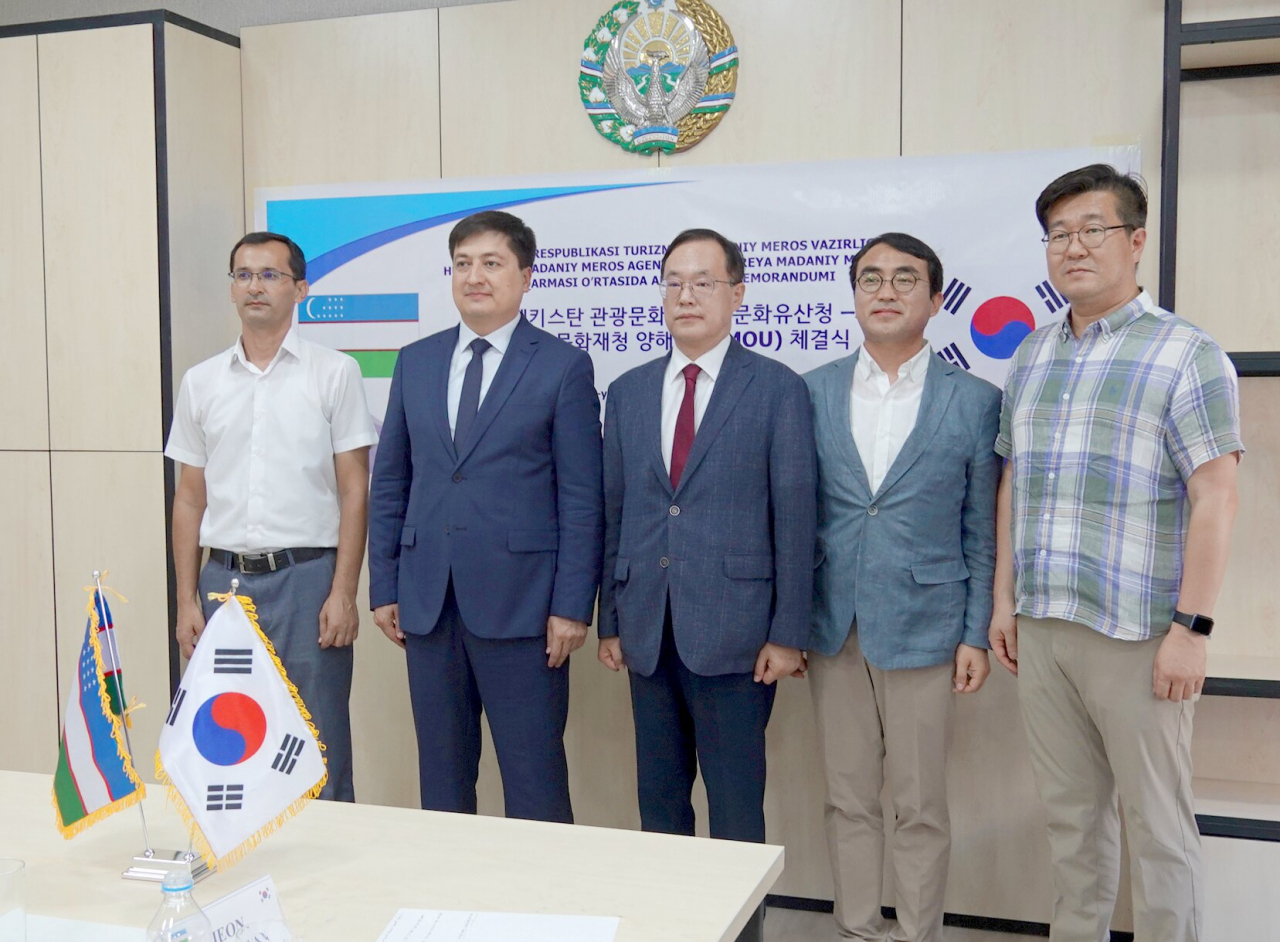 최영창(가운데) 한국문화재재단 이사장 일행과 우즈베키스탄 문화유산청 바호디르 압디카리모프(왼쪽 두번째) 청장 일행 간 기념 촬영.